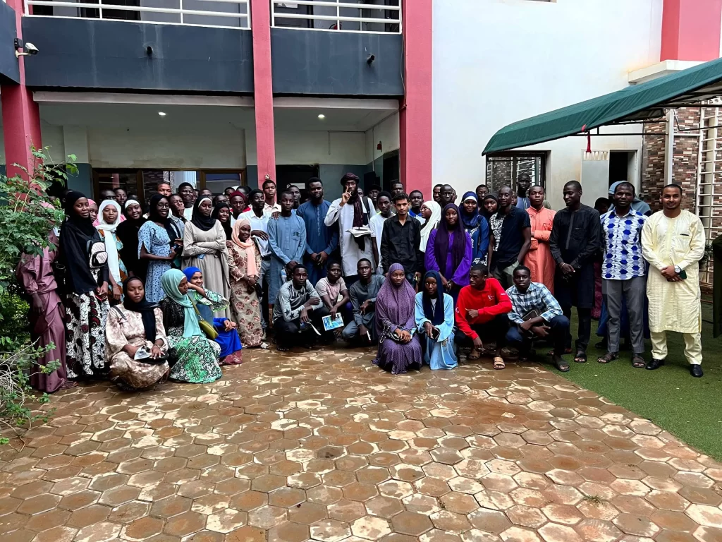 Photo de famille de la journée d'orientation des nouveaux boursiers Niamey 2024.